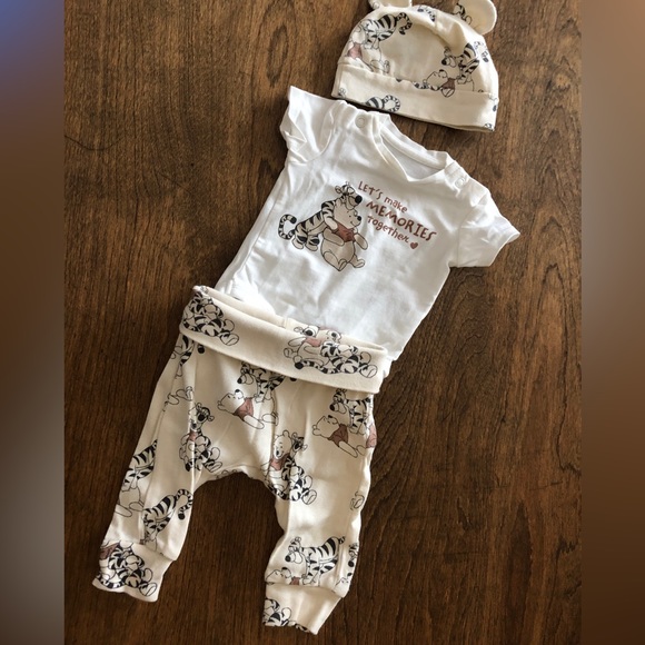 ❄️3/$25 H&M and Disney’s Winnie the Pooh newborn outfit - Picture 5 of 5